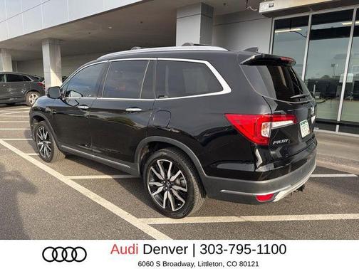 Crystal Black Pearl 2022 Honda Pilot Touring 8-Passenger