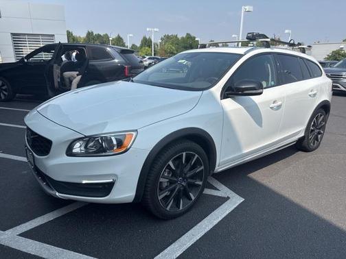 2016 Volvo V60 Cross Country T5