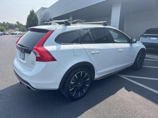 2016 Volvo V60 Cross Country T5