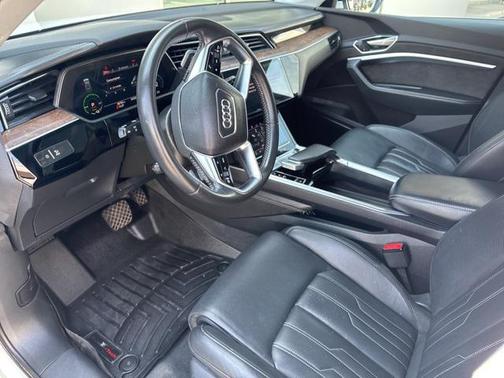2019 Audi e-tron Premium Plus