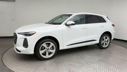 Glacier White Metallic 2025 Audi Q5 Premium Plus TFSI quattro S tronic
