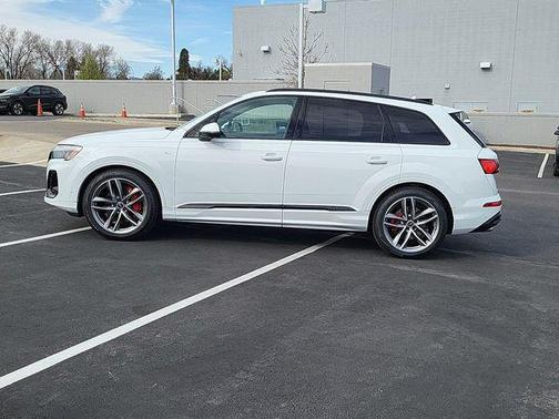 Glacier White Metallic 2026 Audi Q7 55 Prestige