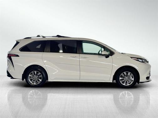 2024 Toyota Sienna LE