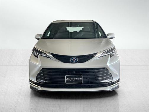 2025 Toyota Sienna Platinum