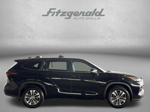Midnight Black Metallic 2024 Toyota Highlander XLE