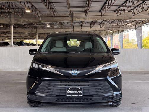 Midnight Black Metallic 2025 Toyota Sienna LE