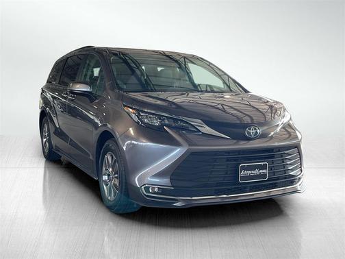 2024 Toyota Sienna XLE 8 Passenger