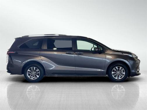 2024 Toyota Sienna XLE 8 Passenger