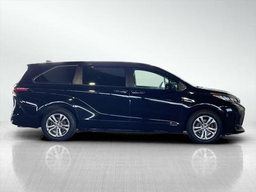 2021 Toyota Sienna XSE 7 Passenger
