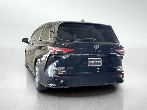 2021 Toyota Sienna XSE 7 Passenger