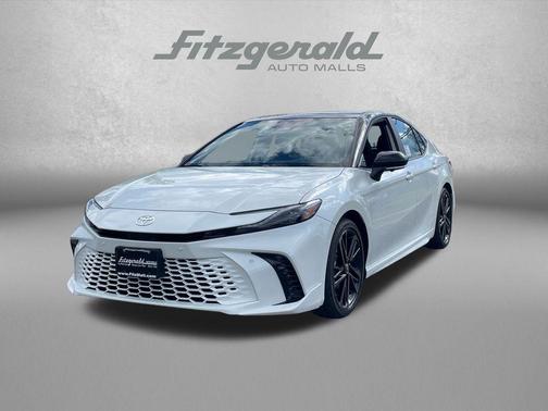 Wind Chill Pearl w/Midnight Black Metallic Roof 2026 Toyota Camry XSE