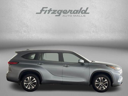 Moon Dust 2023 Toyota Highlander Hybrid XLE