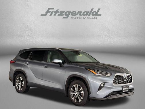 Moon Dust 2023 Toyota Highlander Hybrid XLE