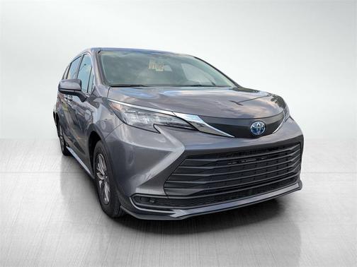 2025 Toyota Sienna LE