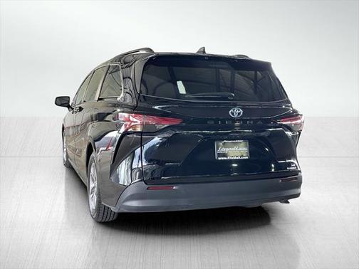 2022 Toyota Sienna LE