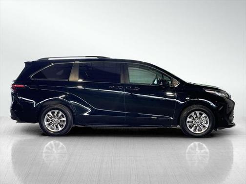 2022 Toyota Sienna LE