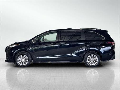2022 Toyota Sienna LE