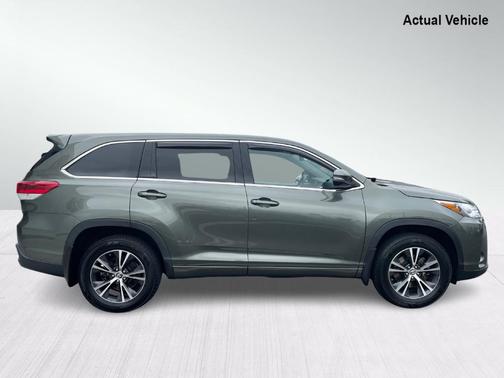 Photo 5 of 32 of 2017 Toyota Highlander LE
