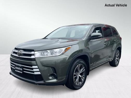 Photo 3 of 32 of 2017 Toyota Highlander LE