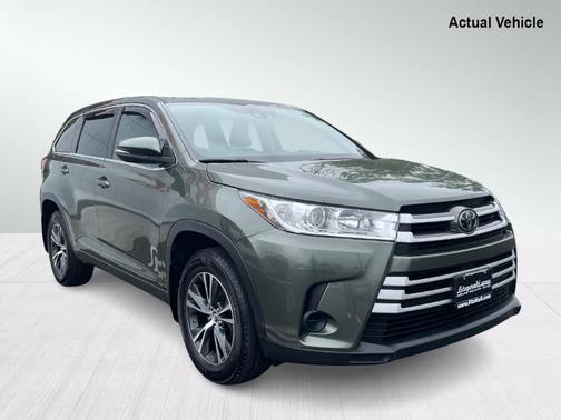 Photo 1 of 32 of 2017 Toyota Highlander LE