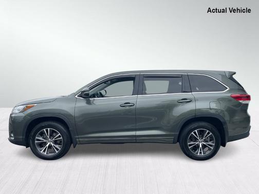Photo 4 of 32 of 2017 Toyota Highlander LE