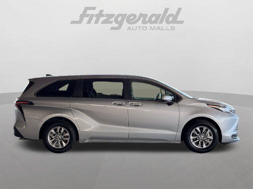 Celestial Silver Metallic 2025 Toyota Sienna LE