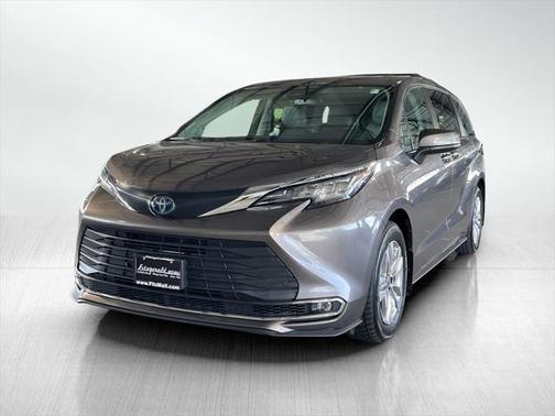 2022 Toyota Sienna XLE 7 Passenger