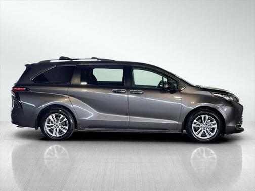 2022 Toyota Sienna XLE 7 Passenger