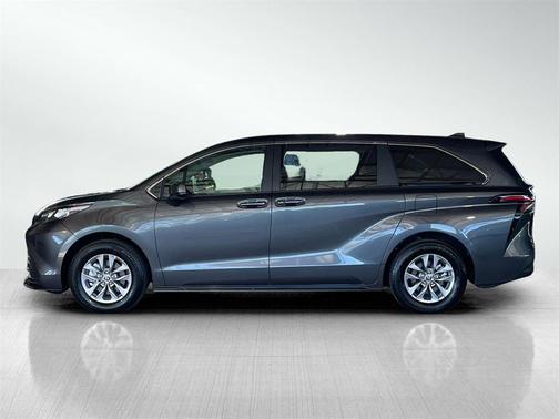 2025 Toyota Sienna LE
