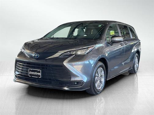 2025 Toyota Sienna LE