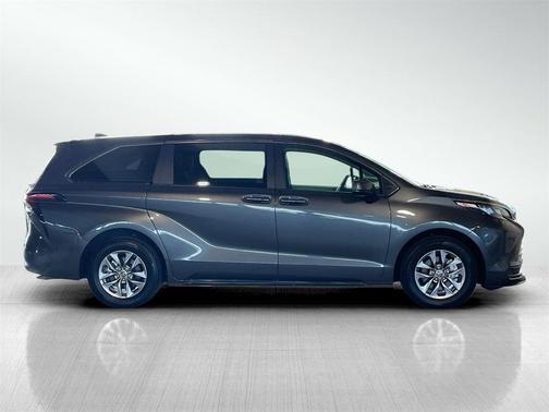2025 Toyota Sienna LE