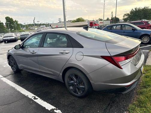 Fluid Metal 2022 Hyundai ELANTRA SEL