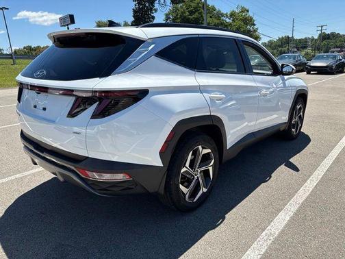 White 2022 Hyundai TUCSON Limited