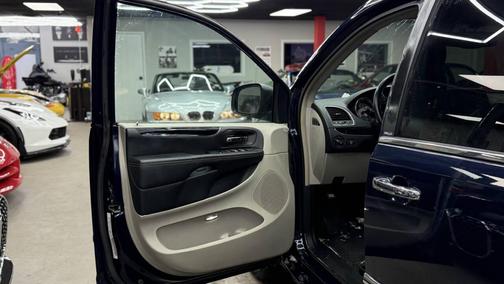 2014 Chrysler Town & Country Touring-L