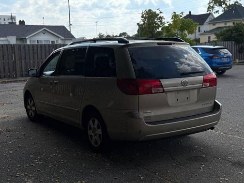 2004 Toyota Sienna LE