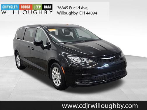 Brilliant Black Crystal Pearlcoat 2022 Chrysler Voyager LX