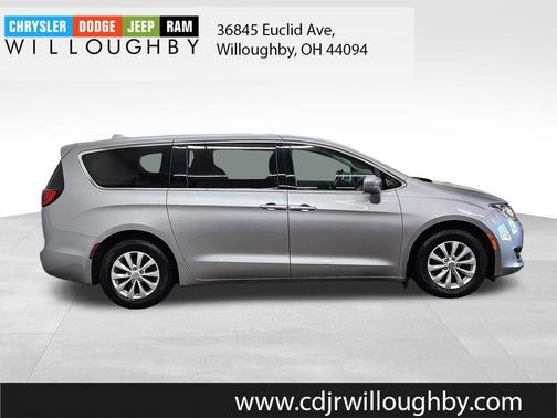 Billet Silver Metallic Clearcoat 2018 Chrysler Pacifica Touring Plus
