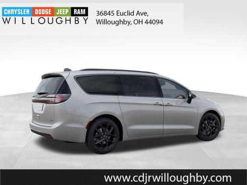 Silver Mist Clearcoat 2026 Chrysler Pacifica Select