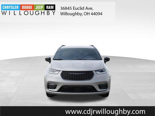 Silver Mist Clearcoat 2026 Chrysler Pacifica Select