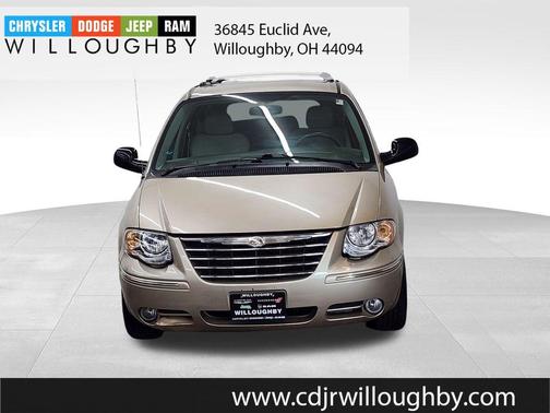 Linen Gold Pearl Metallic 2006 Chrysler Town & Country Limited