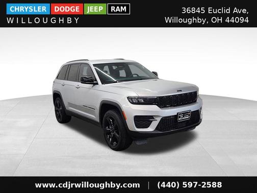Silver 2023 Jeep Grand Cherokee Altitude