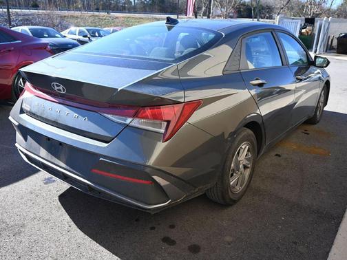 2024 Hyundai ELANTRA SE