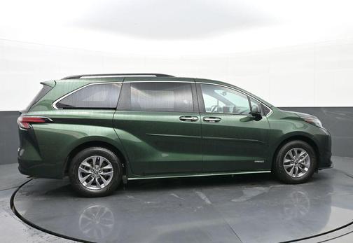 2021 Toyota Sienna XLE 8 Passenger