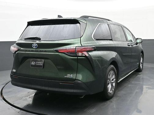 2021 Toyota Sienna XLE 8 Passenger