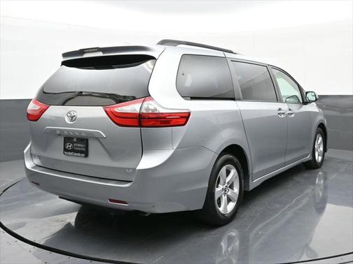 2019 Toyota Sienna LE