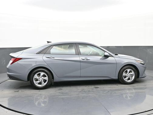 2022 Hyundai ELANTRA SE