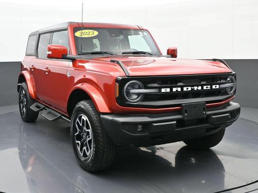 Hot Pepper Red Metallic Tinted Clearcoat 2023 Ford Bronco Outer Banks