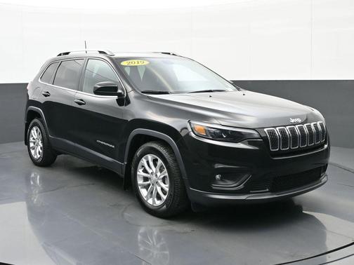 Diamond Black Crystal Pearlcoat 2019 Jeep Cherokee Latitude
