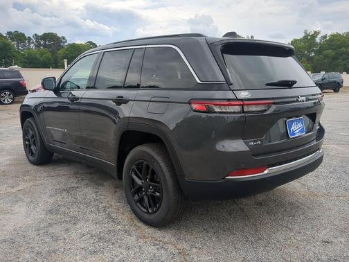 Baltic Gray Metallic Clearcoat 2026 Jeep Grand Cherokee Laredo