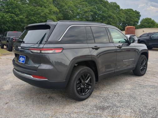 Baltic Gray Metallic Clearcoat 2026 Jeep Grand Cherokee Laredo